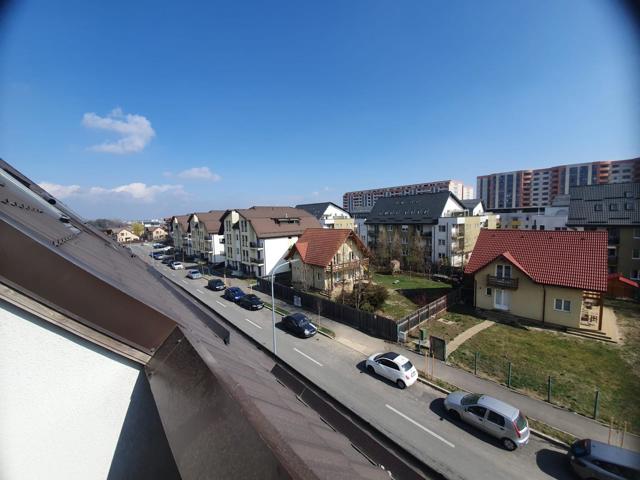 Vand apartament 2 camere la mansarda la BRASOV zona Tractorul
